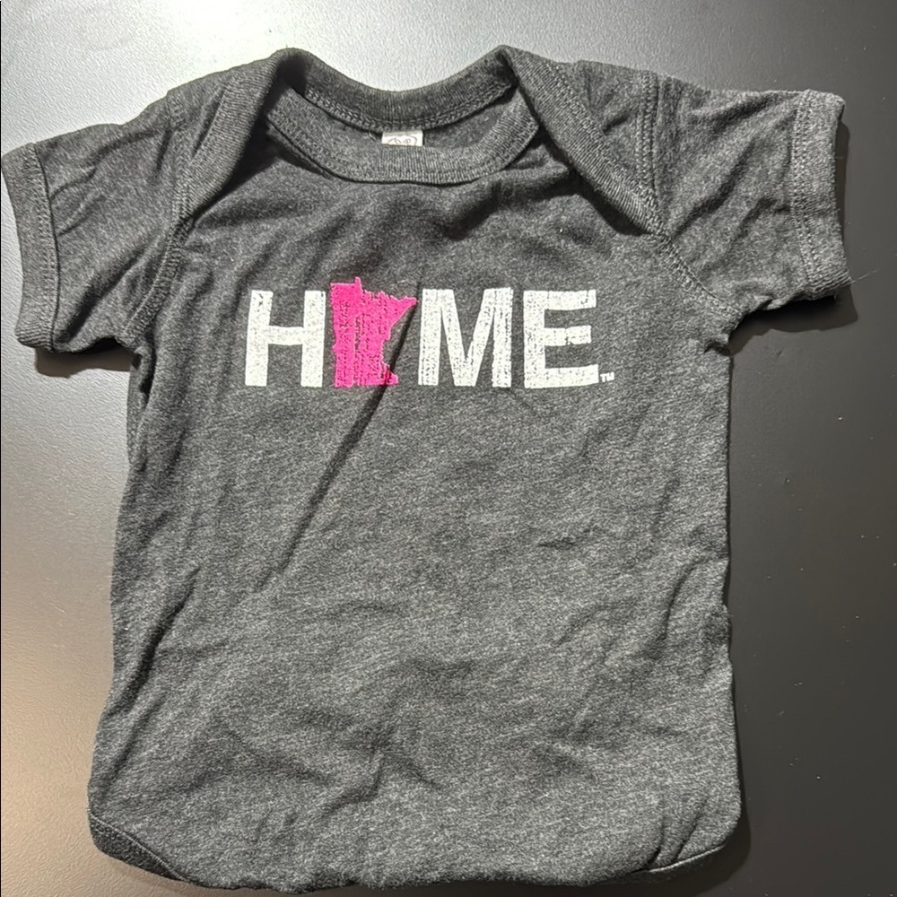 Girls size 12 mths | Minnesota onesie